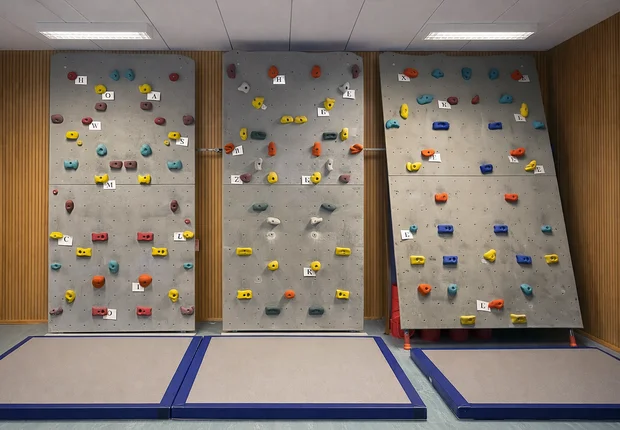 Kletterwände im Gymnastikraum der Kirnitzschtal-Klinik Bad Schandau