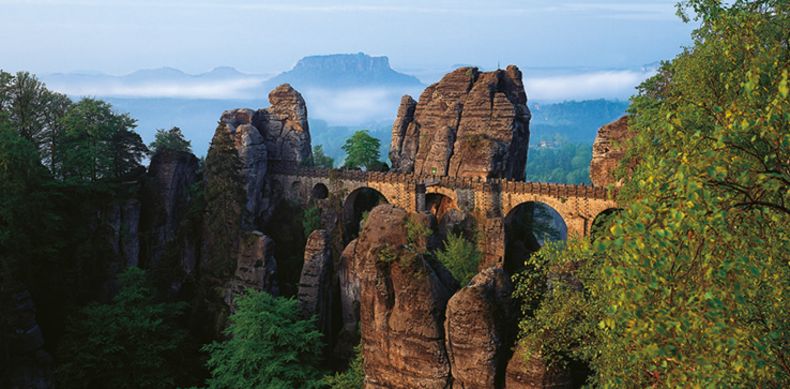 Blick auf die Basteibrücke in der Sächsischen Schweiz bei Bad Schandau – Umgebung der Kirnitzschtal-Klinik
