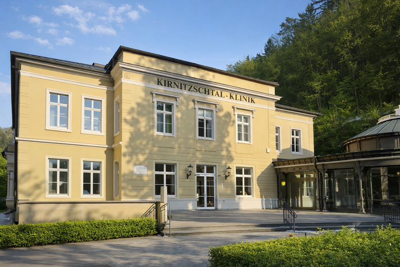 Außenansicht mit Blick auf den Seiteneingang der Kirnitzschtal-Klinik Bad Schandau im Kirnitzschtal