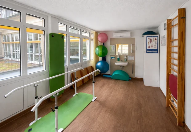 Physiotherapieraum mit Geräten zur Gangschulung der Kirnitzschtal-Klinik Bad Schandau