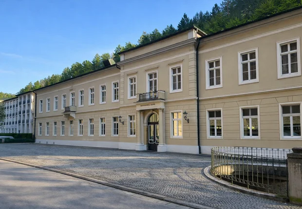 Außenansicht mit Blick auf den Haupteingang der Kirnitzschtal-Klinik Bad Schandau im Kirnitzschtal