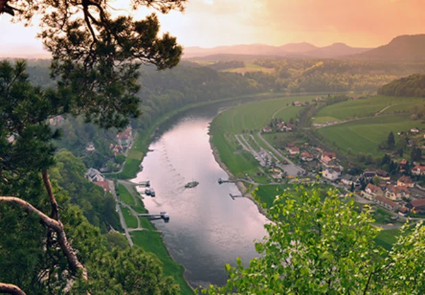 Panoramablick auf das Elbtal in der Sächsischen Schweiz bei Bad Schandau im warmen Abendlicht