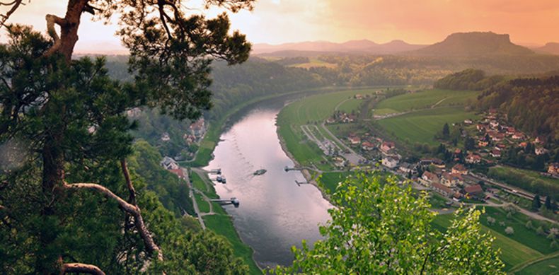 Panoramablick auf das Elbtal in der Sächsischen Schweiz bei Bad Schandau im warmen Abendlicht