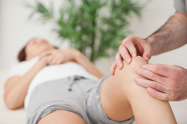 Physiotherapeutische Behandlung am Knie – Symbolbild