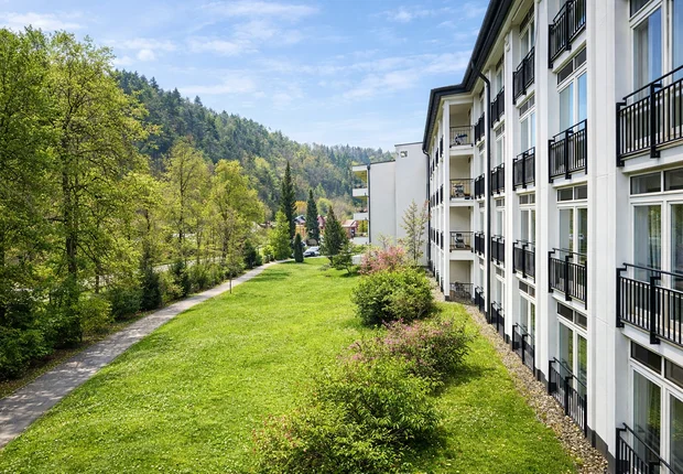 Außenansicht seitlich entlang der Kirnitzschtal-Klinik Bad Schandau im Kirnitzschtal