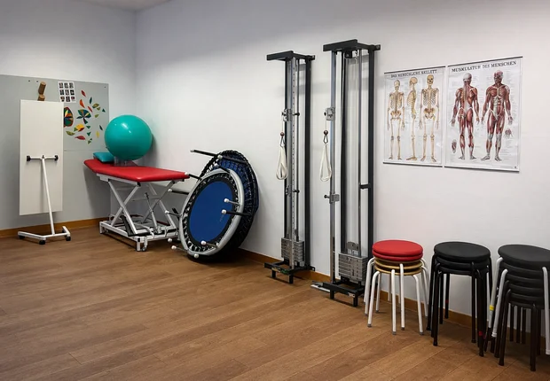 Physiotherapieraum mit Geräten der Kirnitzschtal-Klinik Bad Schandau