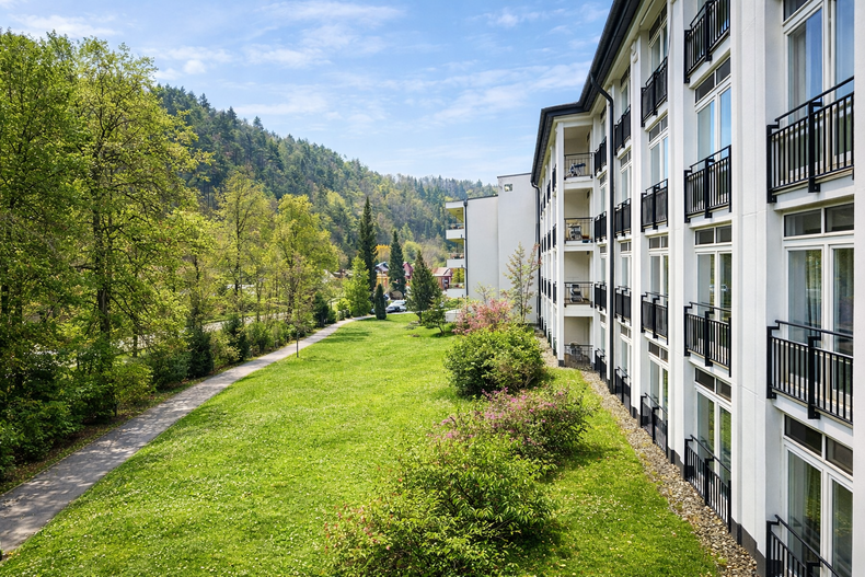 Außenansicht seitlich entlang der Kirnitzschtal-Klinik Bad Schandau im Kirnitzschtal