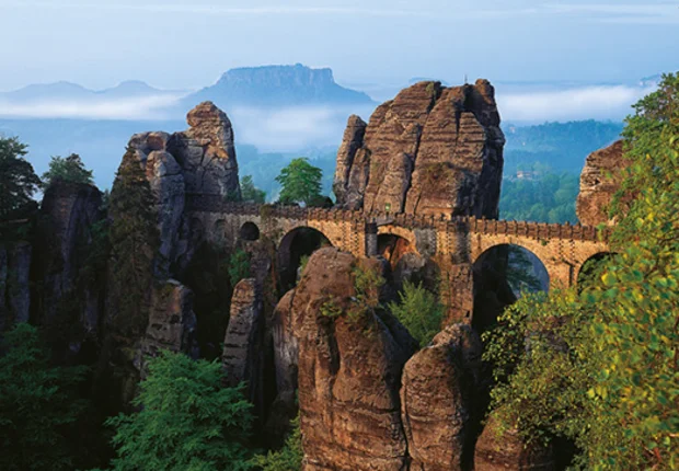 Blick auf die Basteibrücke in der Sächsischen Schweiz bei Bad Schandau – Umgebung der Kirnitzschtal-Klinik